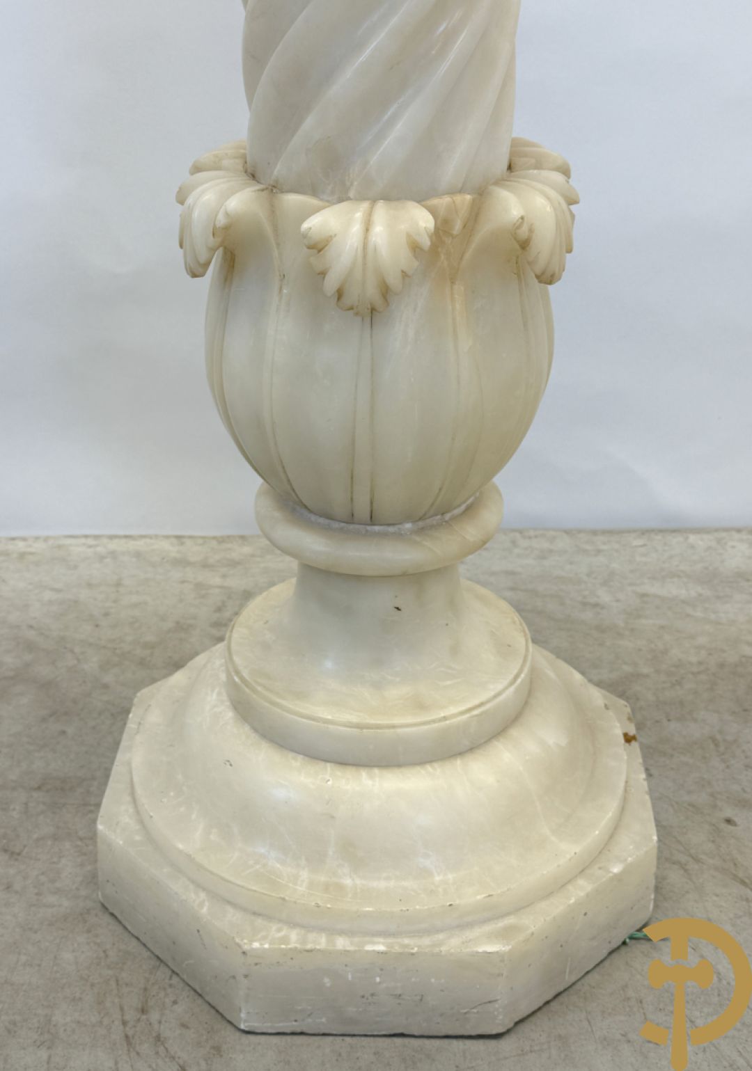 Getorste albast zuil met accanthusranken met draaibare plateau op achthoekige basis