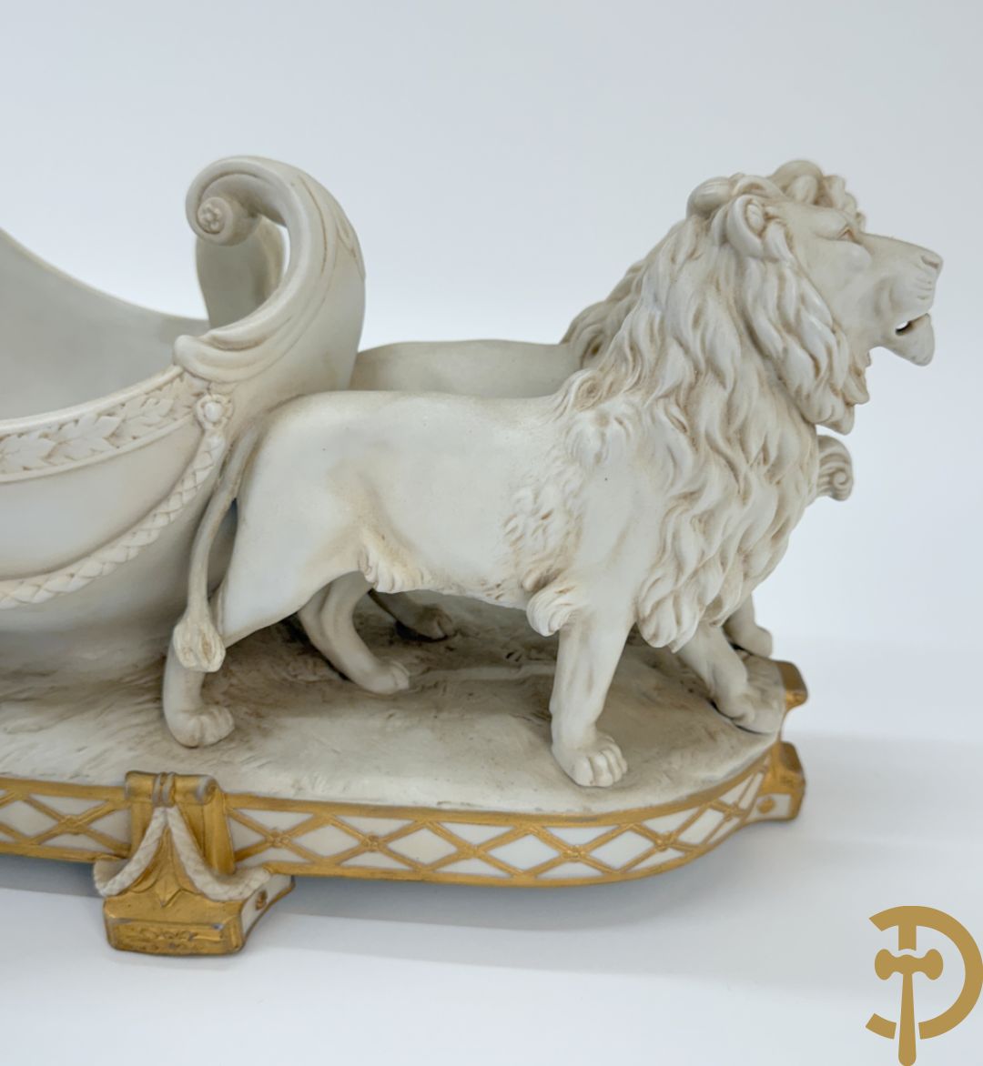 Biscuit beeld met leeuwen trekkende een open koets, getekend onderaan