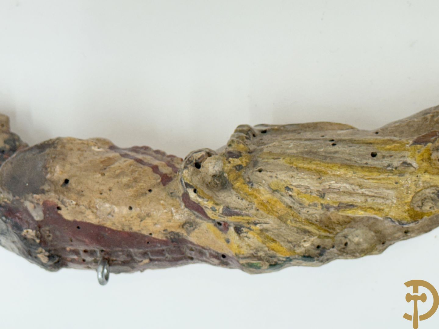 Twee Volkse houtgesculpteerde en gepolychromeerde corpussen, 18e