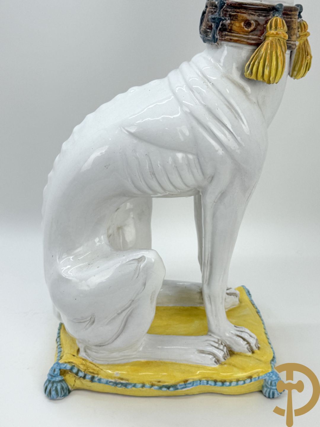 Italiaanse keramieken neergezeten witte windhond op kussen