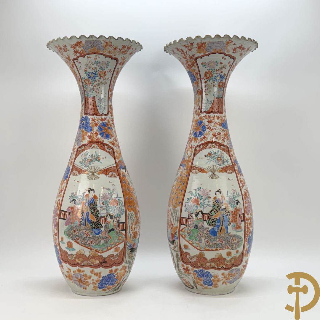 Paar Japanse porseleinen waaiervazen met bloemen en geanimeerd decor