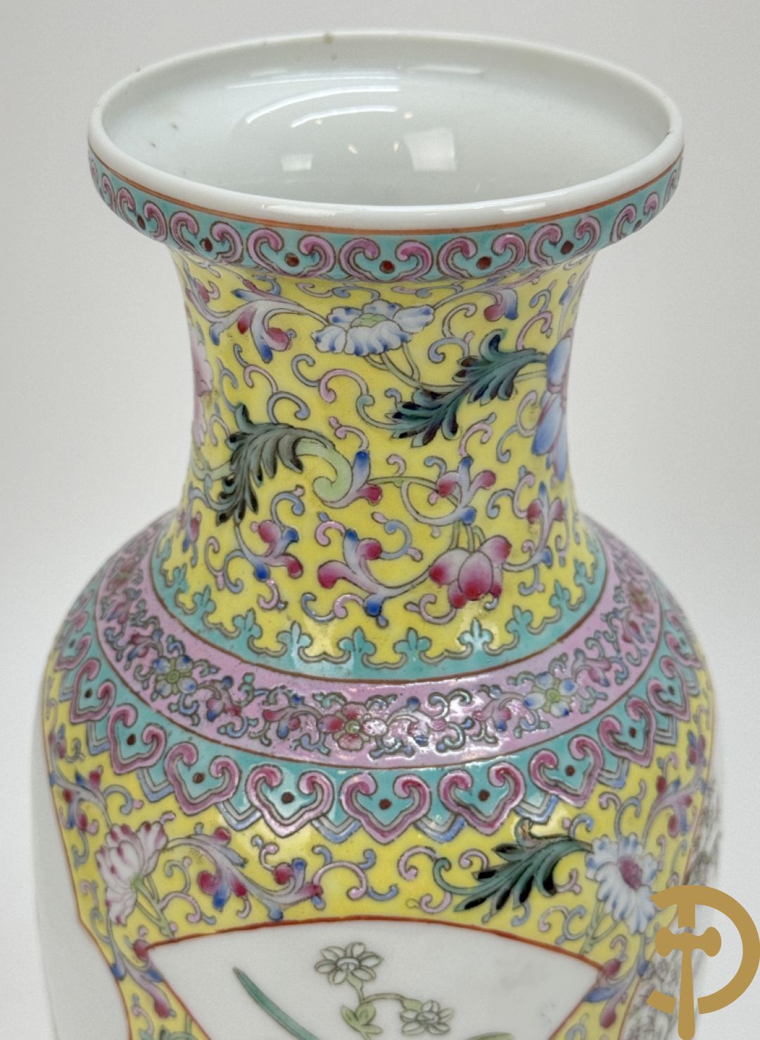 Chinese porseleinen rolvaas met damesdecor, getekend + Chinese porseleinen republieksvaas met damesdecor