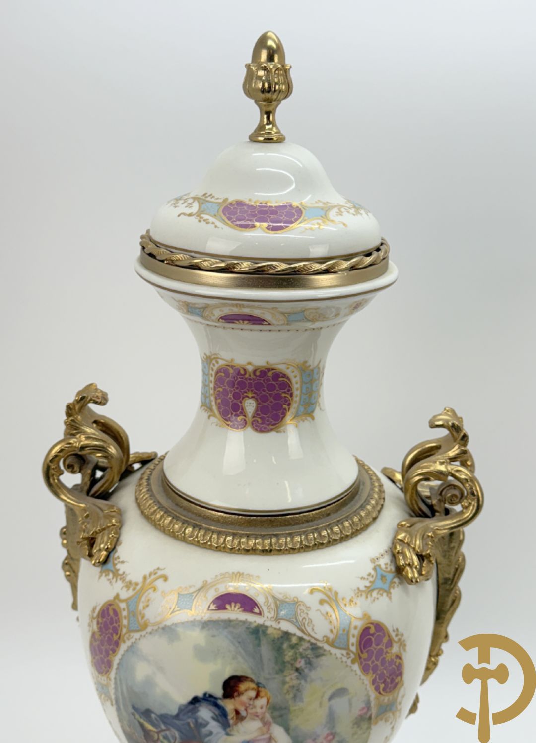 Paar porseleinen Sèvres stijl dekselpotiches met dubbel bedrukt romantisch decor en bezet met bronzen ornamenten