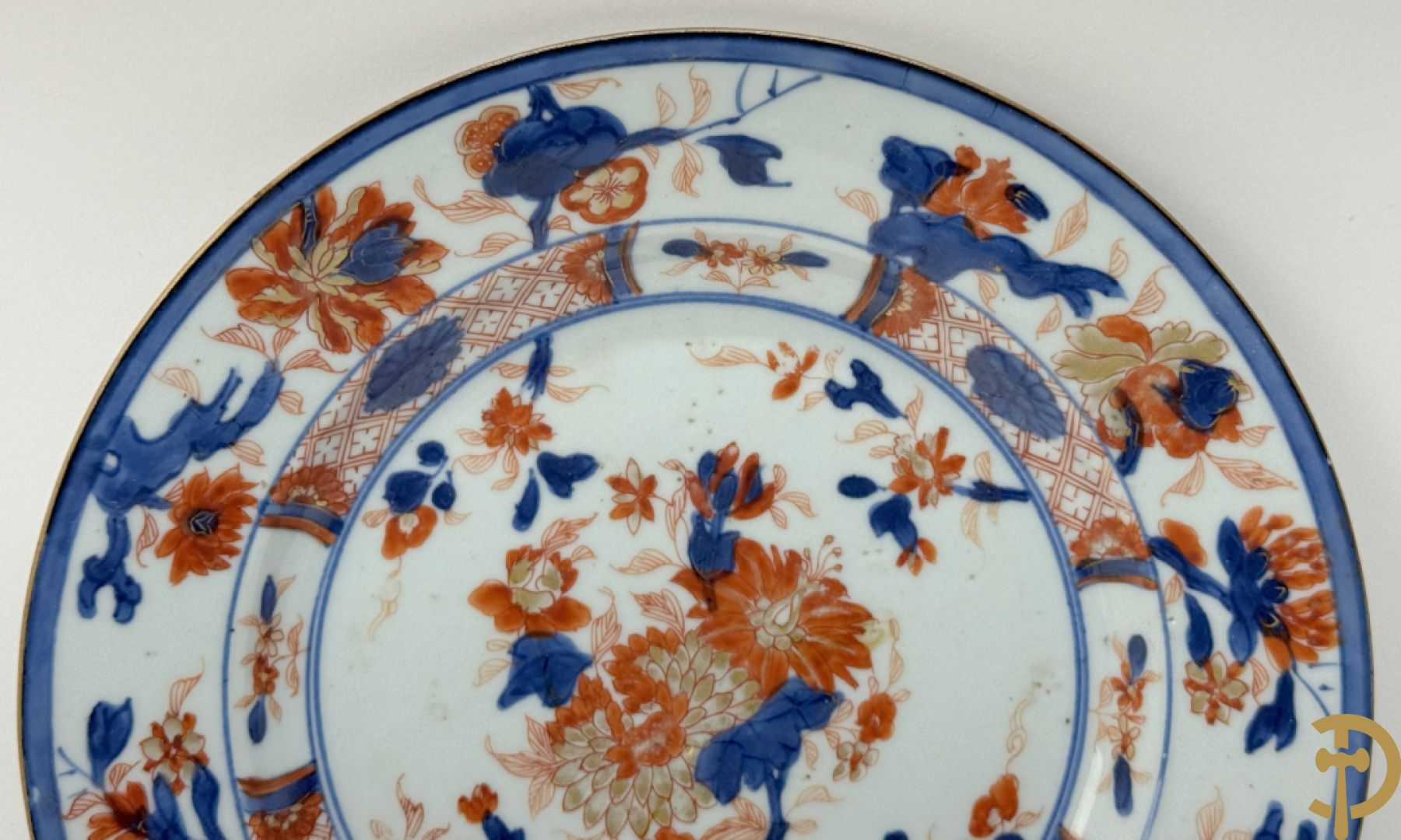 Twee Chinese porseleinen Imari bordjes, Kangxi + porseleinen bord met vogel- en bloemendecor Qian Long