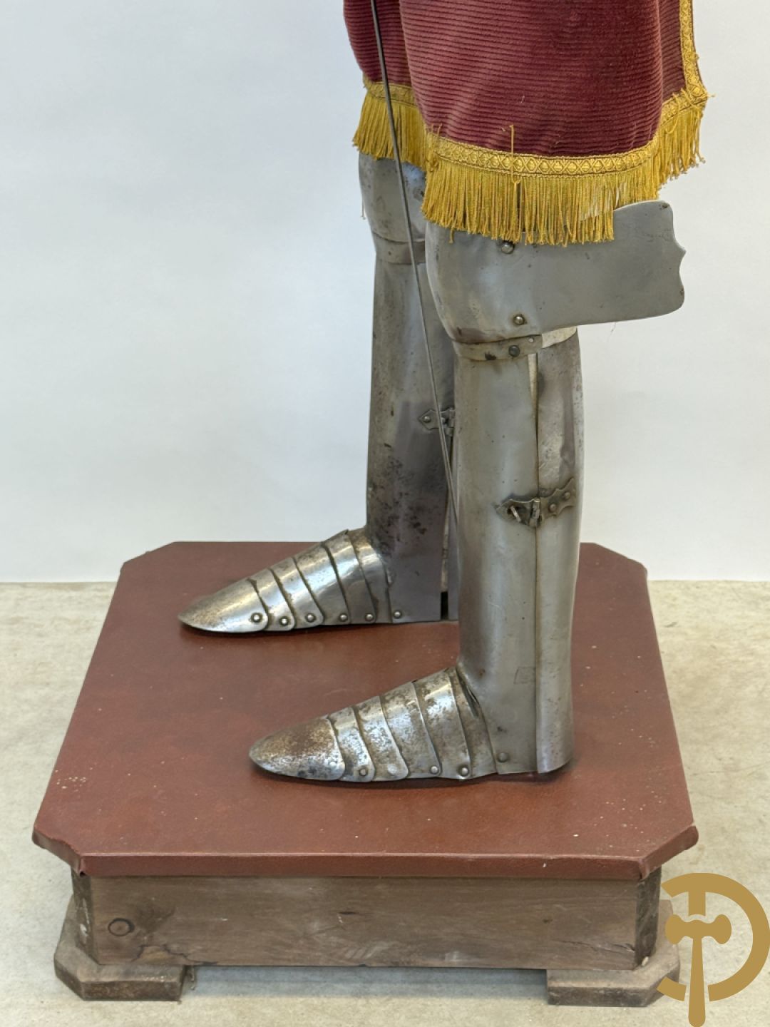 Paar ijzeren decoratieve harnassen ridderuitrusting met geciseleerde motieven op de elementen, met zwaard en ridderhelm - op statief - vermoedelijk Spaans 1930-1940