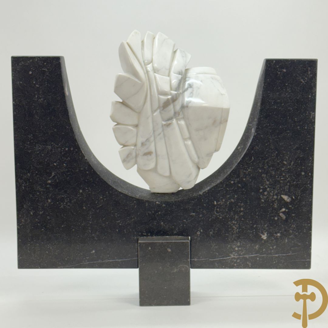 Ongetekend wit marmeren beeld op granieten onderstel