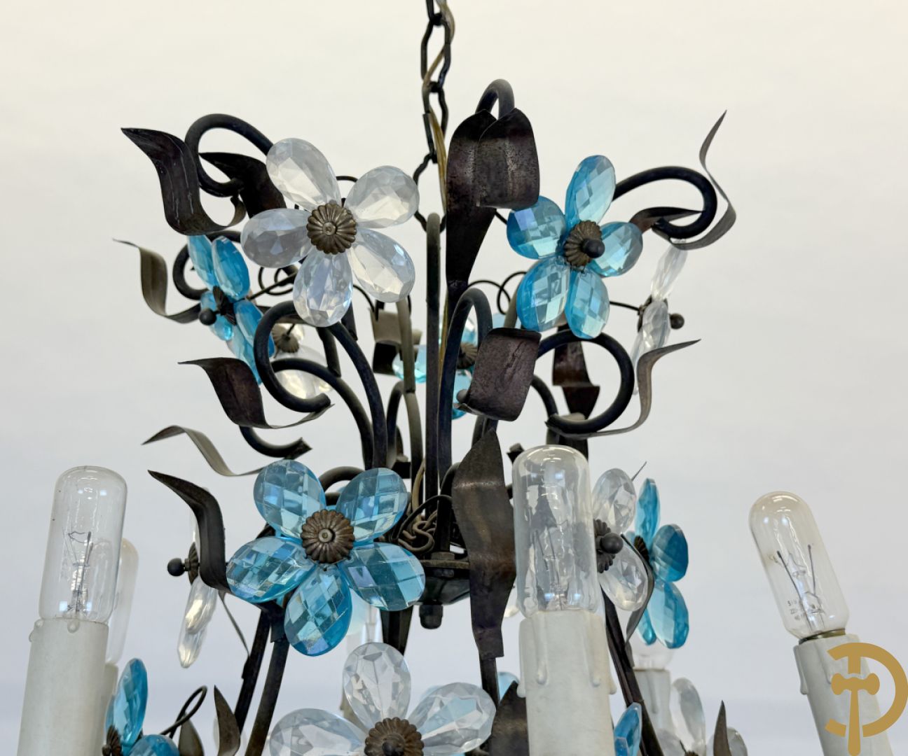 Italiaanse gesmede zesarmige luchter met blauwe glazen bloemmetjes bezet