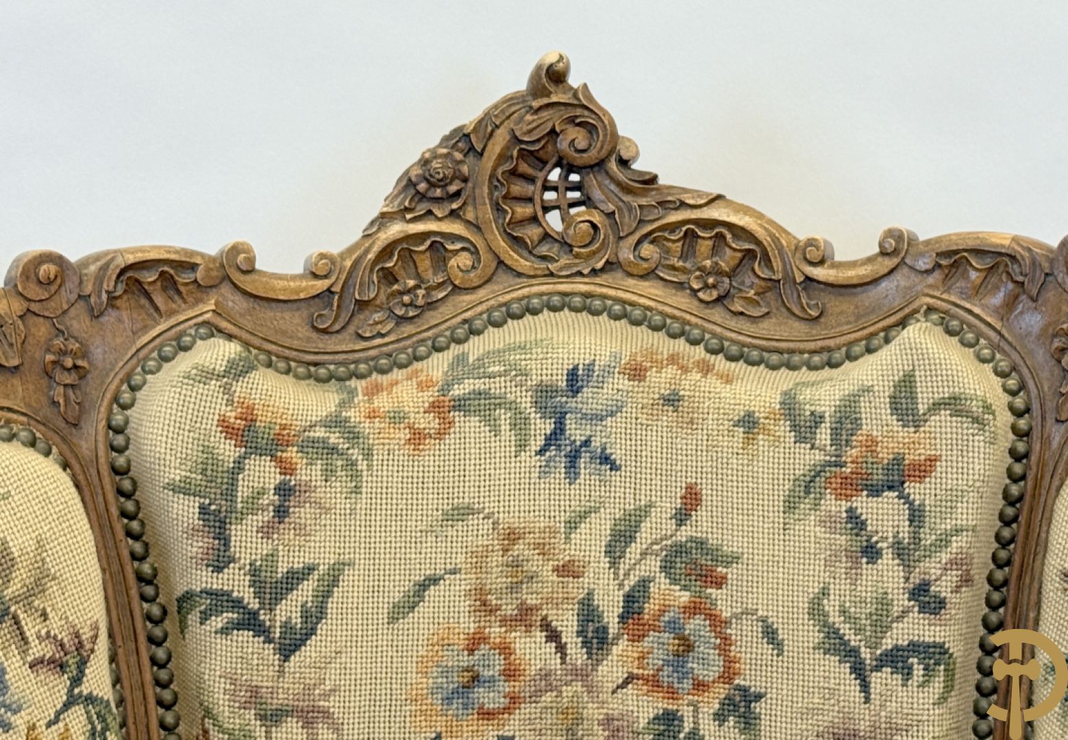 Paar armzetels bezet met petit points + 2 bijhorende stoelen