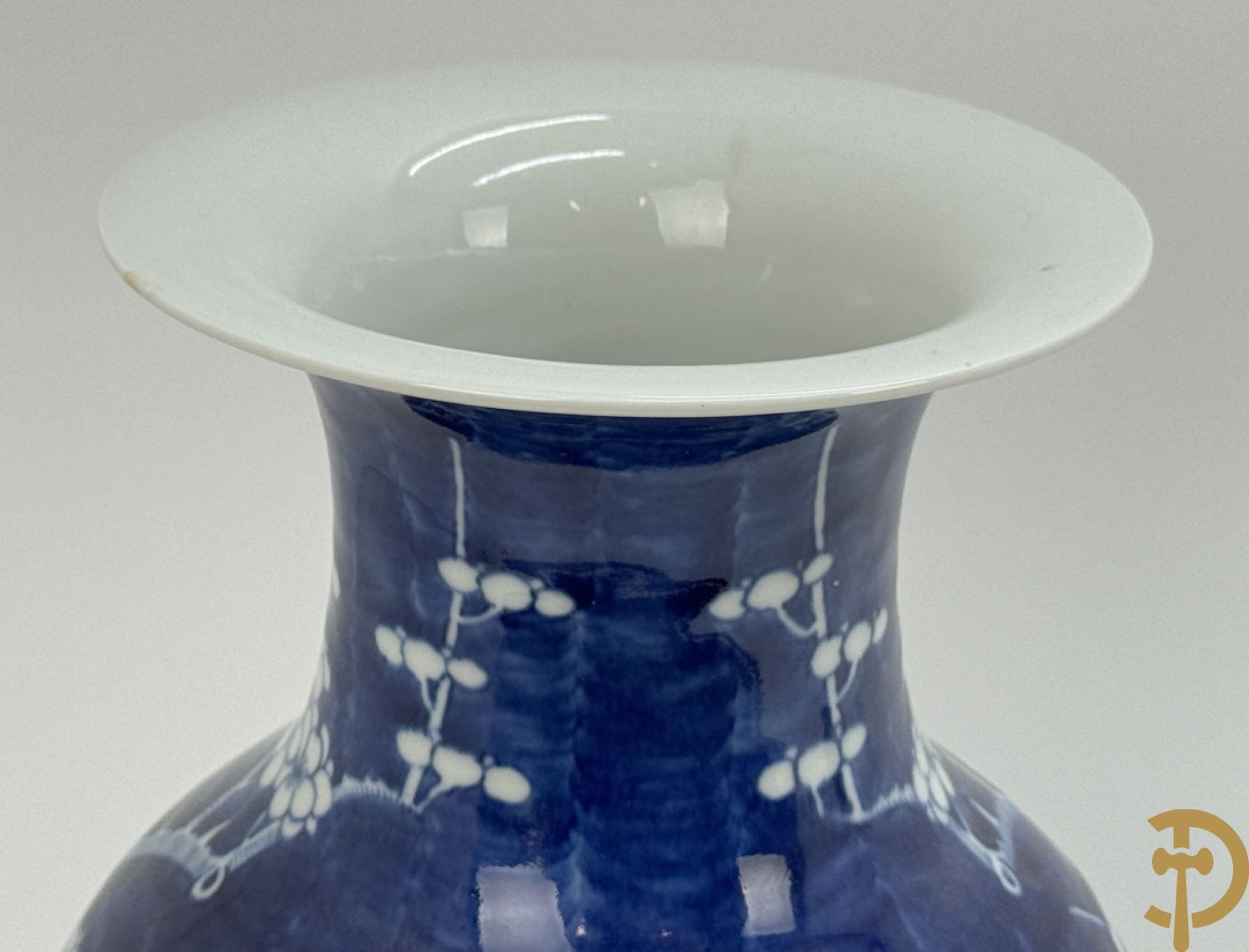 Chinese porseleinen blauw/wit vaas met decor van bloemen op tak