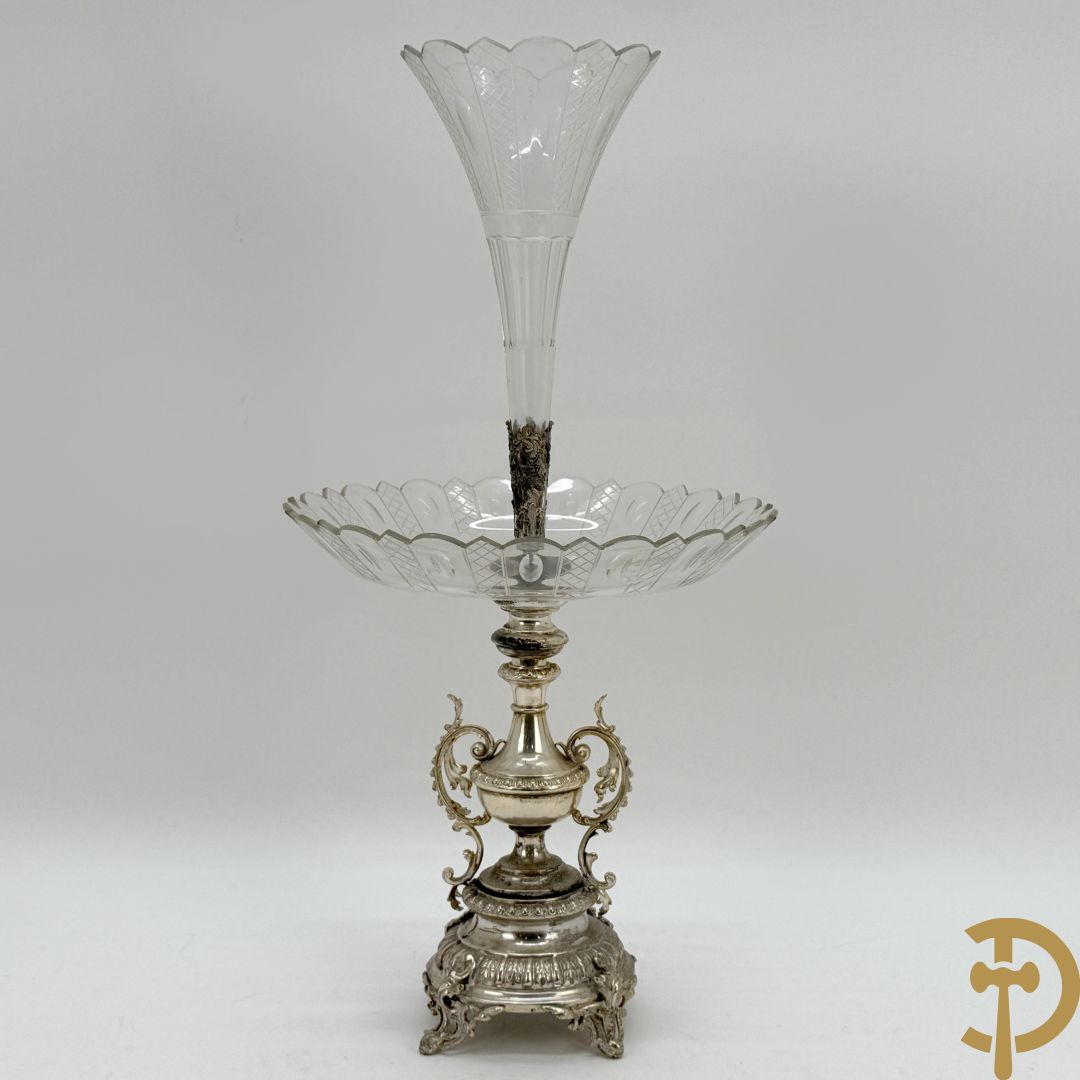 Verzilverde pique fleur met coupe en Neo Renaissance motieven