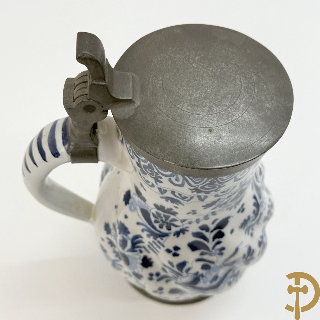 Delftse schenkkan met beschilderd bloemendecor en tinnen deksel + schenkkan in Delftse stijl, gemerkt onderaan BFK 66