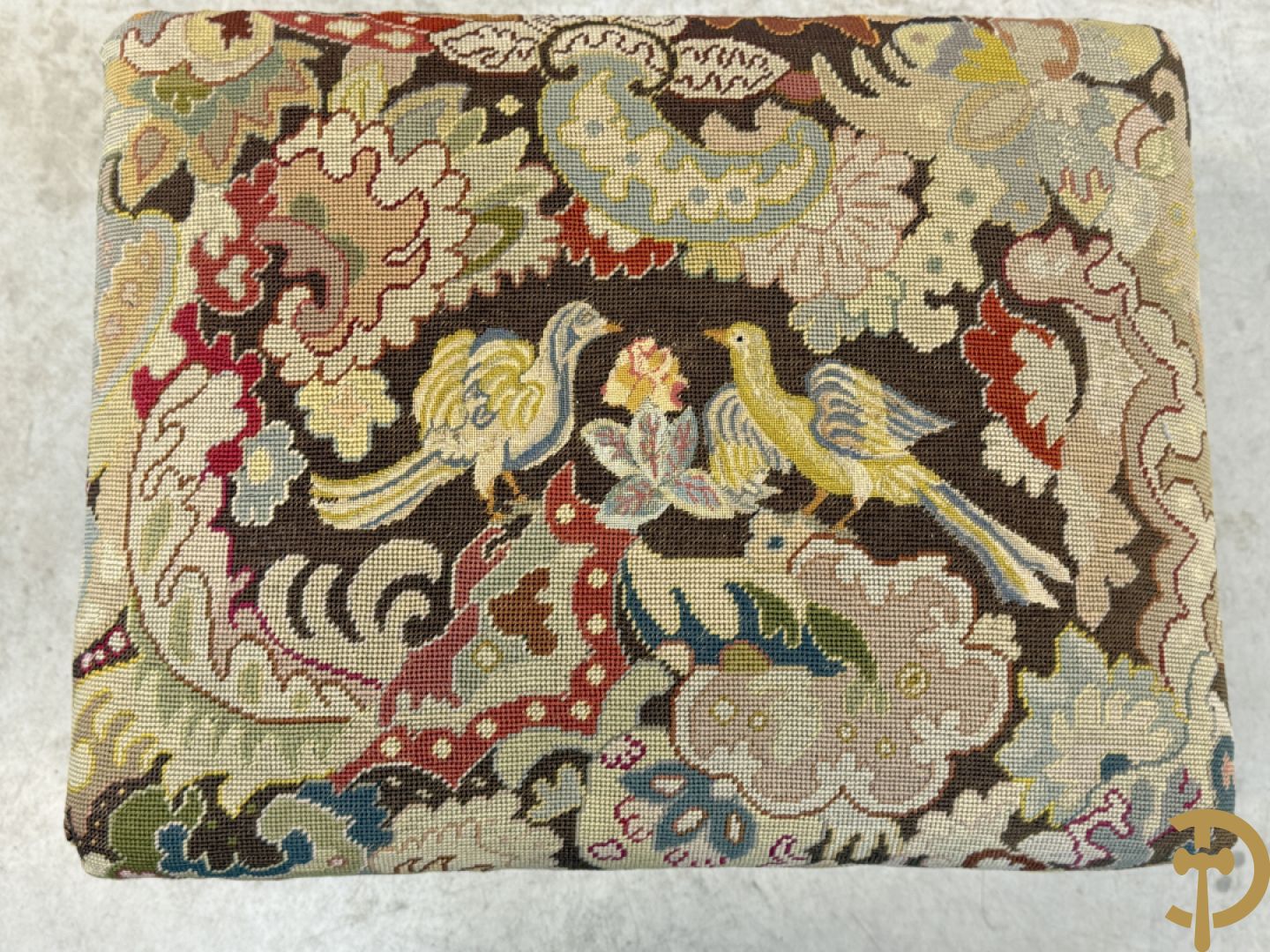 Armzetel Louis XIV met petit points + voetbankje