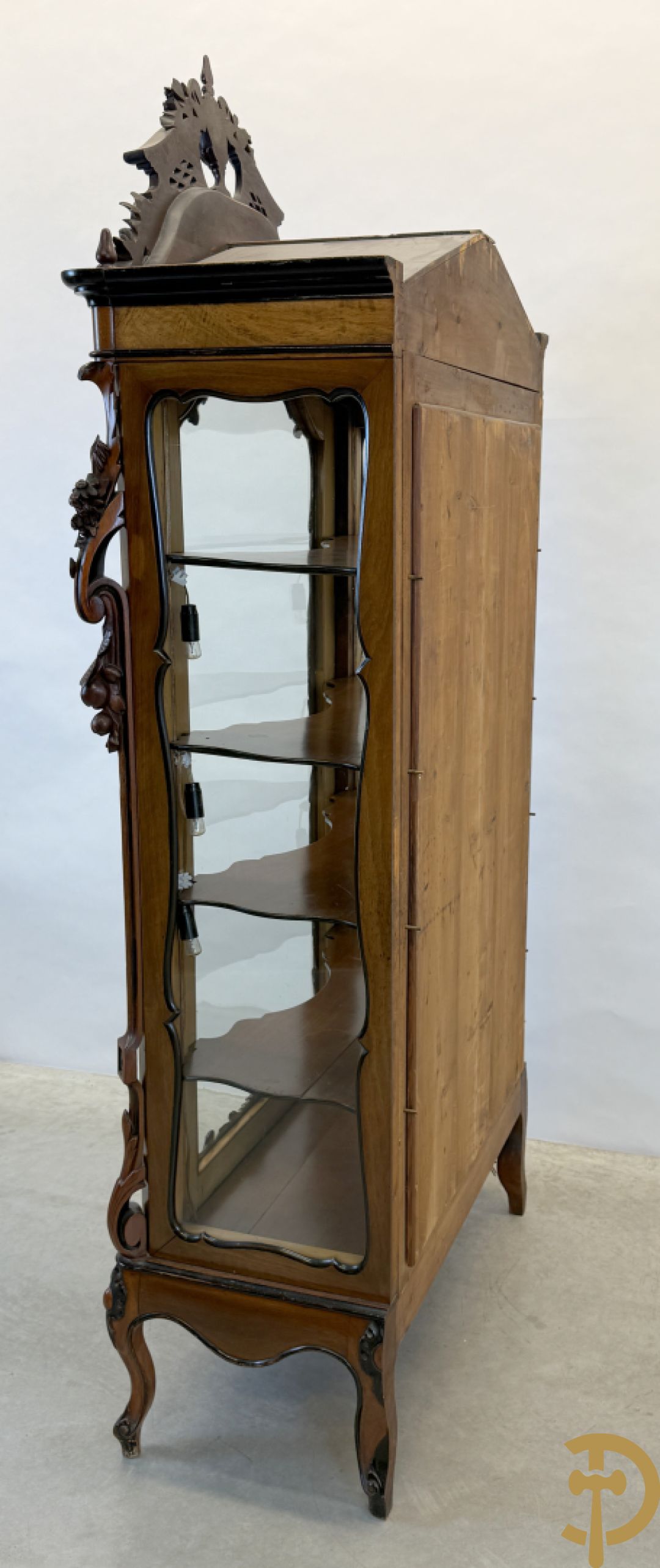 Franse notelaren vitrine met Louis XV motieven en fruitranken, bovenaan bezet met amfoor, 19e