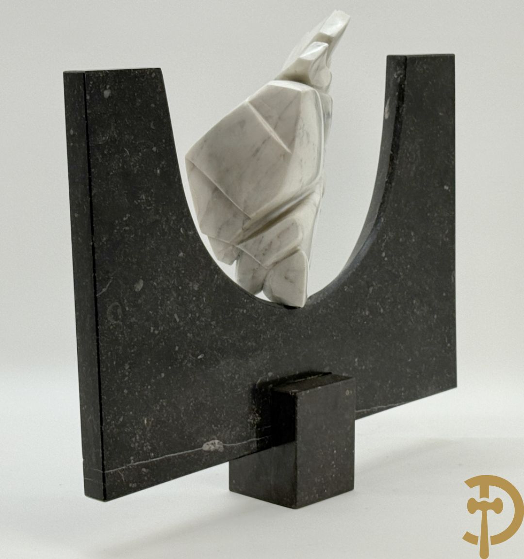 Ongetekend wit marmeren beeld op granieten onderstel