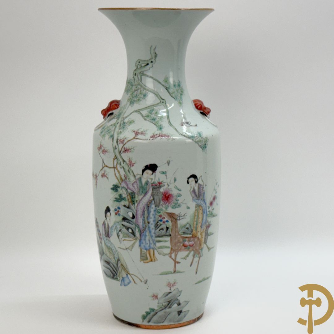 Chinese porseleinen vaas met decor van dames en hert in landschap