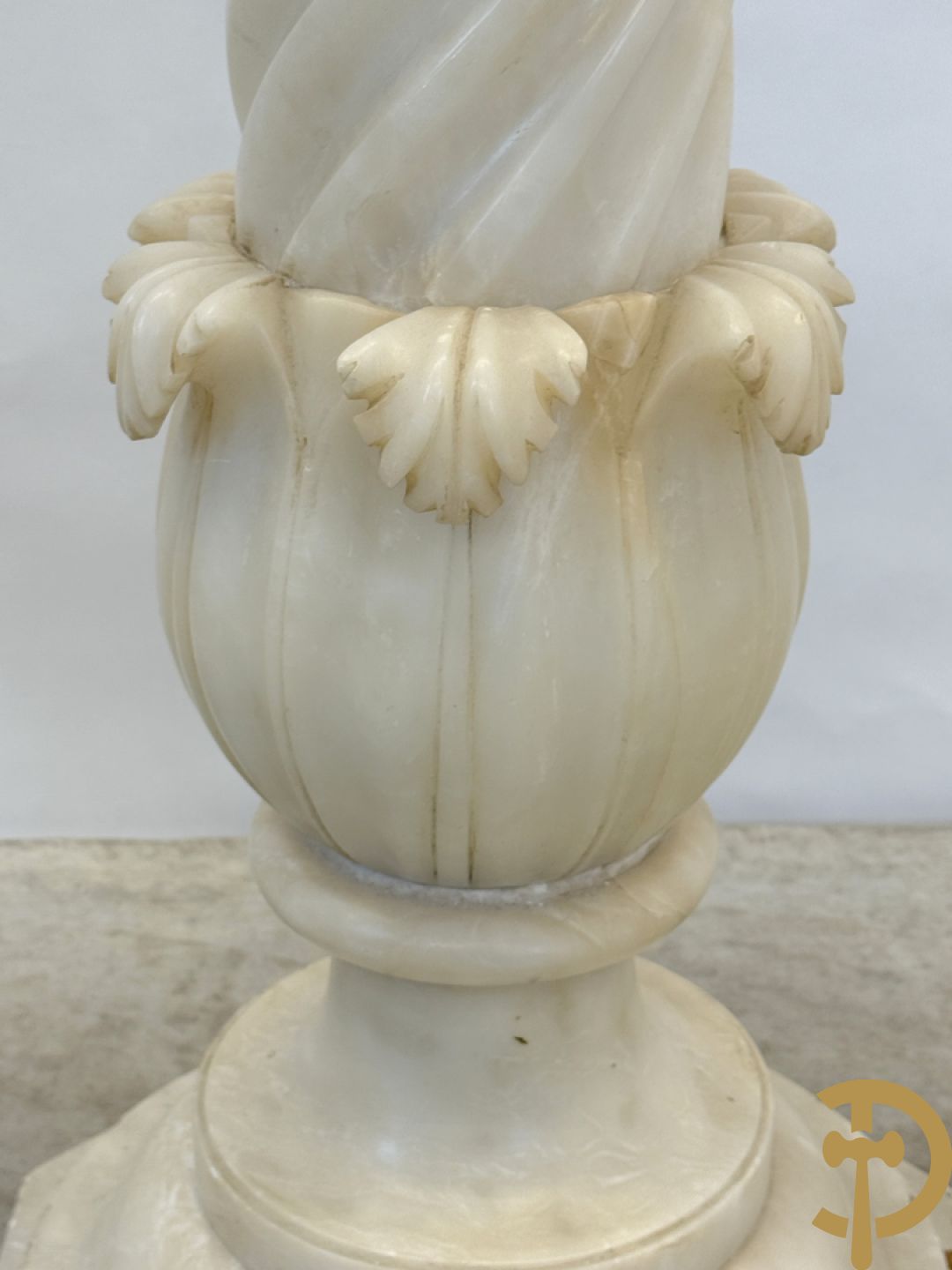 Getorste albast zuil met accanthusranken met draaibare plateau op achthoekige basis