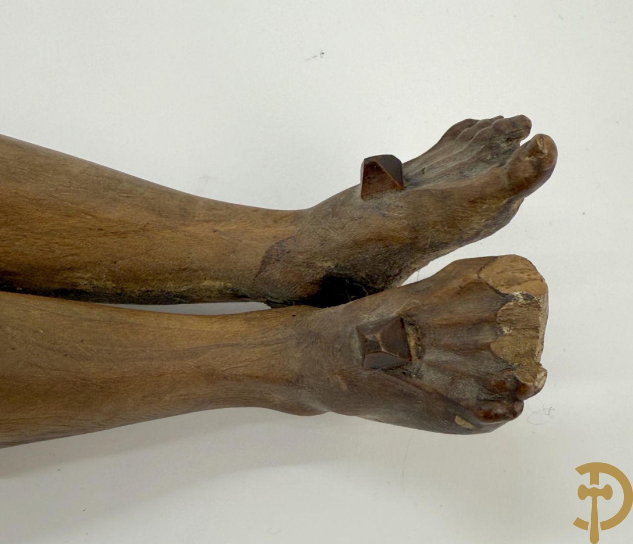 Twee houtgesculpteerde en gepolychromeerde corpussen