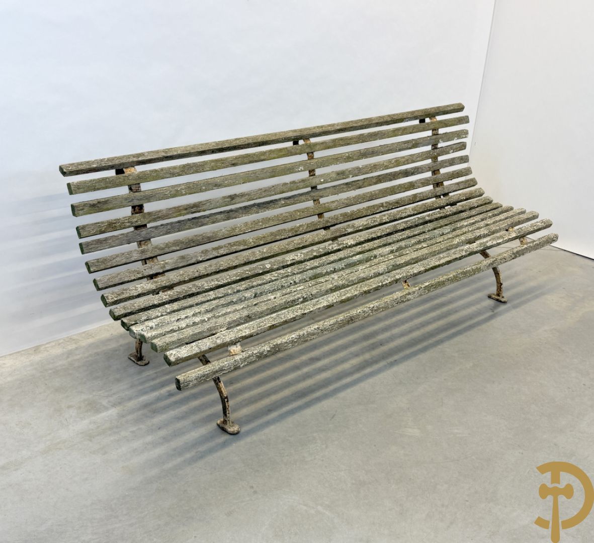 Tuinbank met houten latjes op ijzeren chassis
