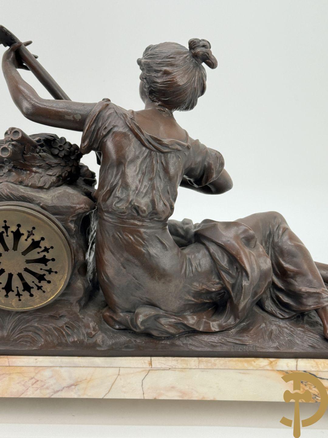 Driedelige zamak garnituur bestaande uit pendule 