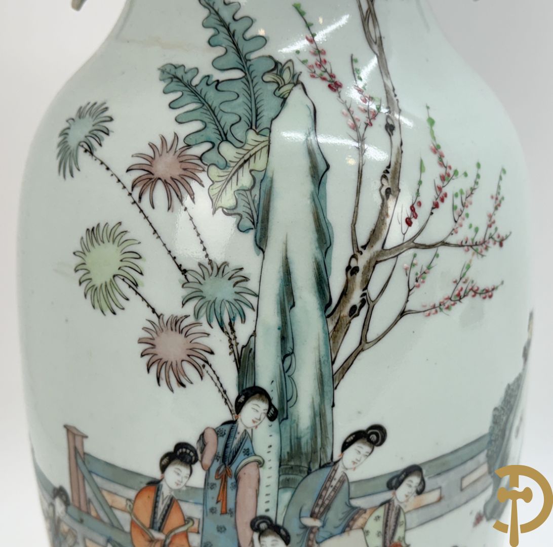 Chinese porseleinen vaas met decor van dames in landschap