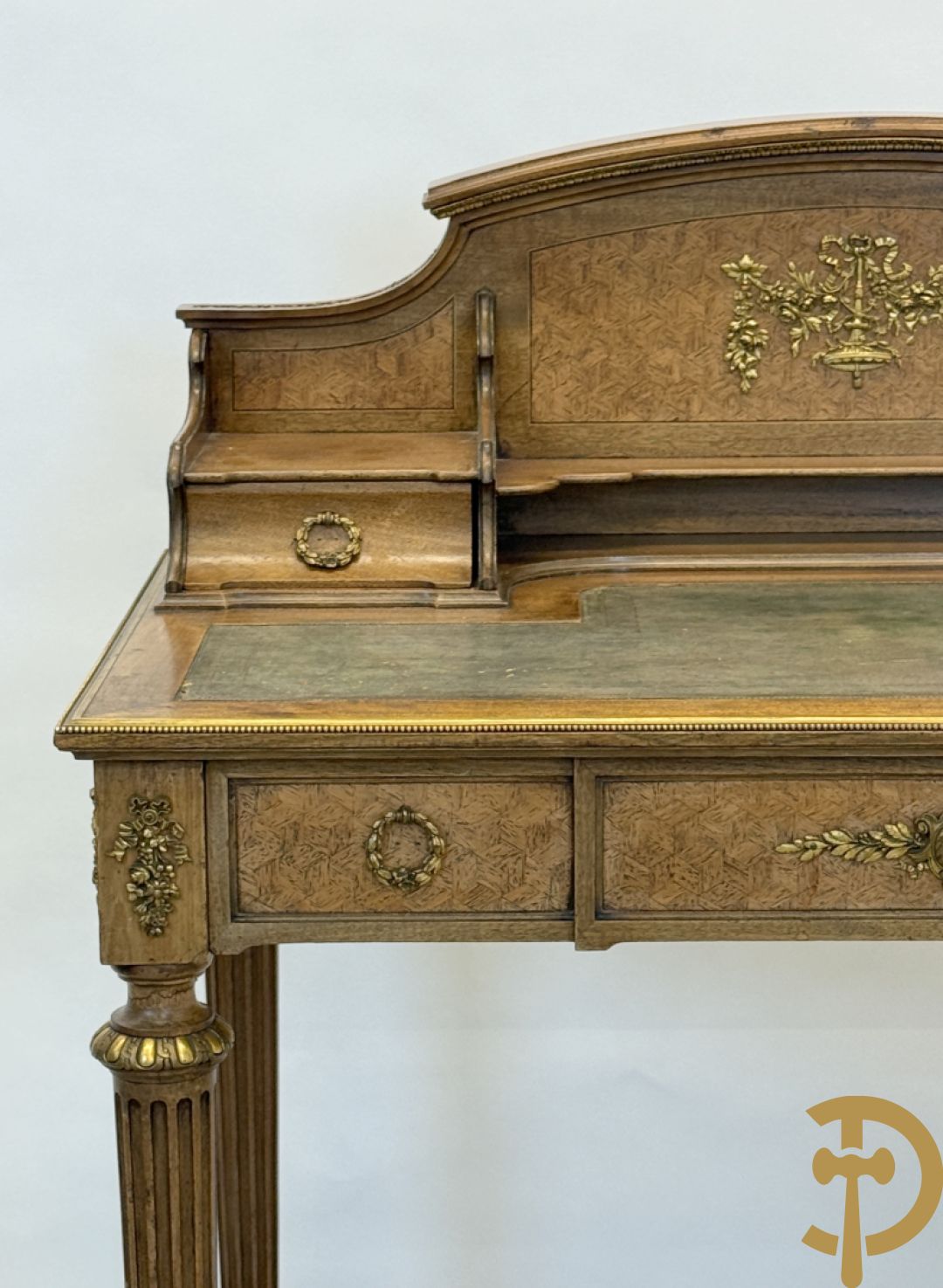 Frans notelaren damesschrijfbureel met marketterie, bronsbeslag, lederen blad, grote lade onderaan en 2 kleine lades boven, 19e