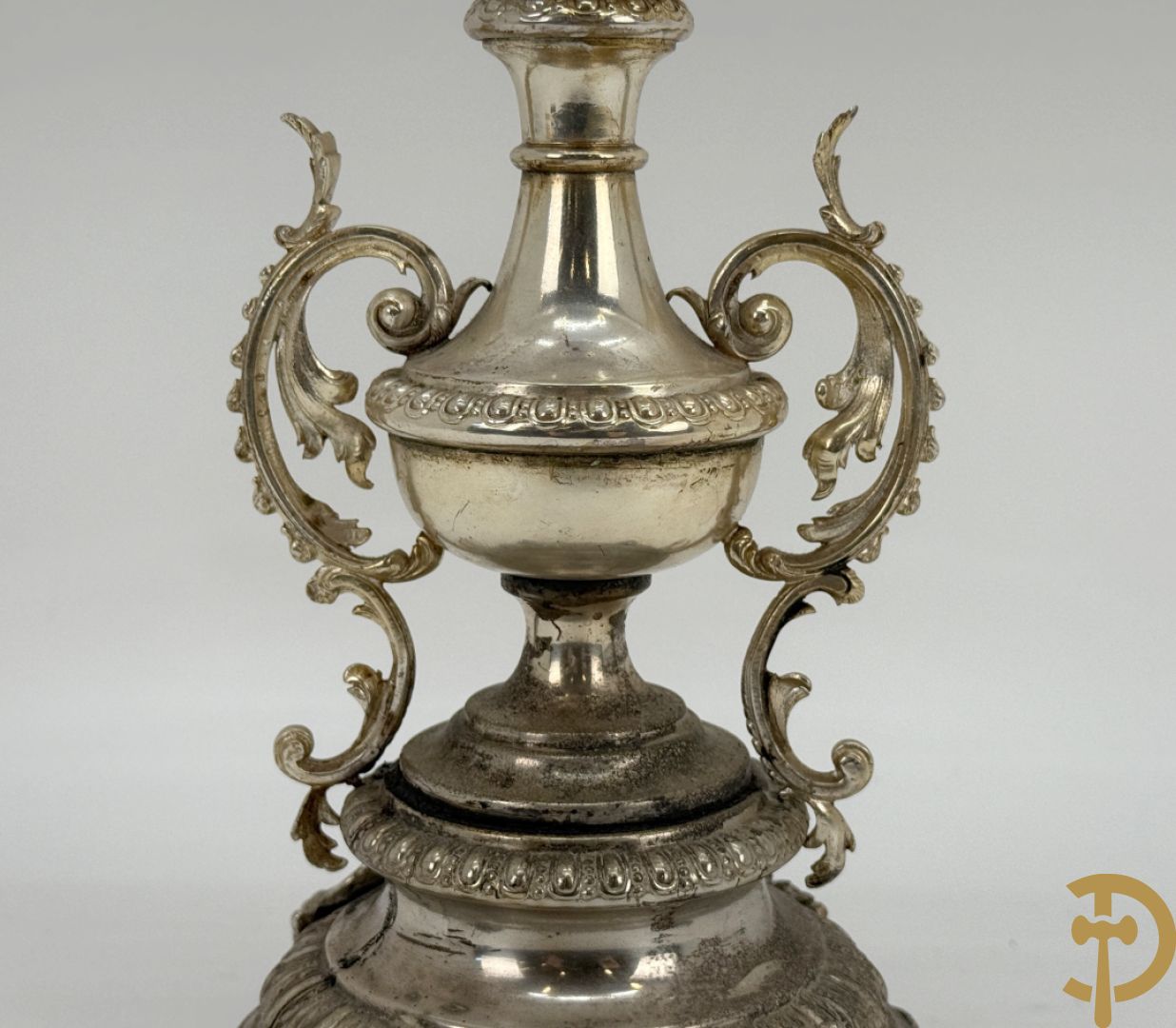 Verzilverde pique fleur met coupe en Neo Renaissance motieven