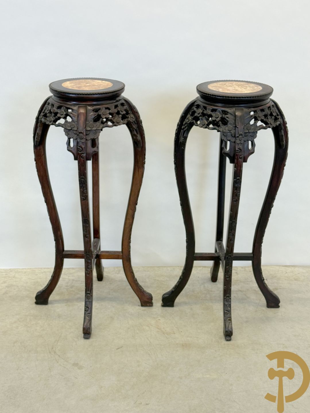 Paar hoge Chinese handgesculpteerde staanders met bloemen