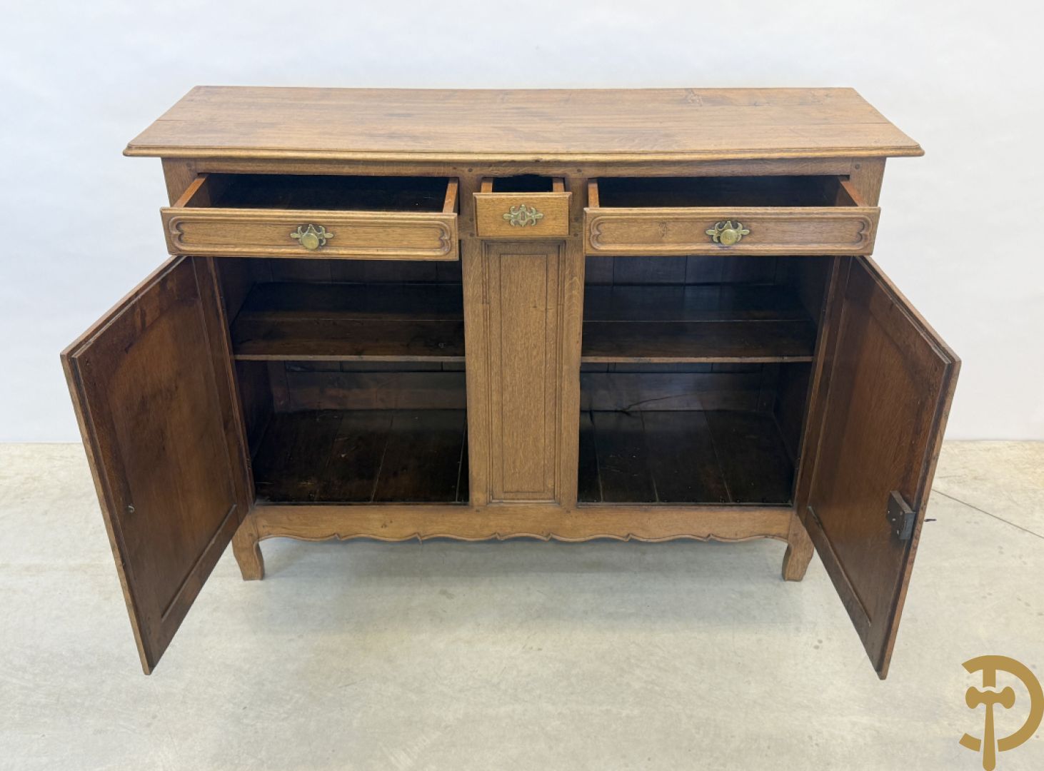 Vlaamse eiken tweedeursdresse met 3 lades en afgestoken panelen