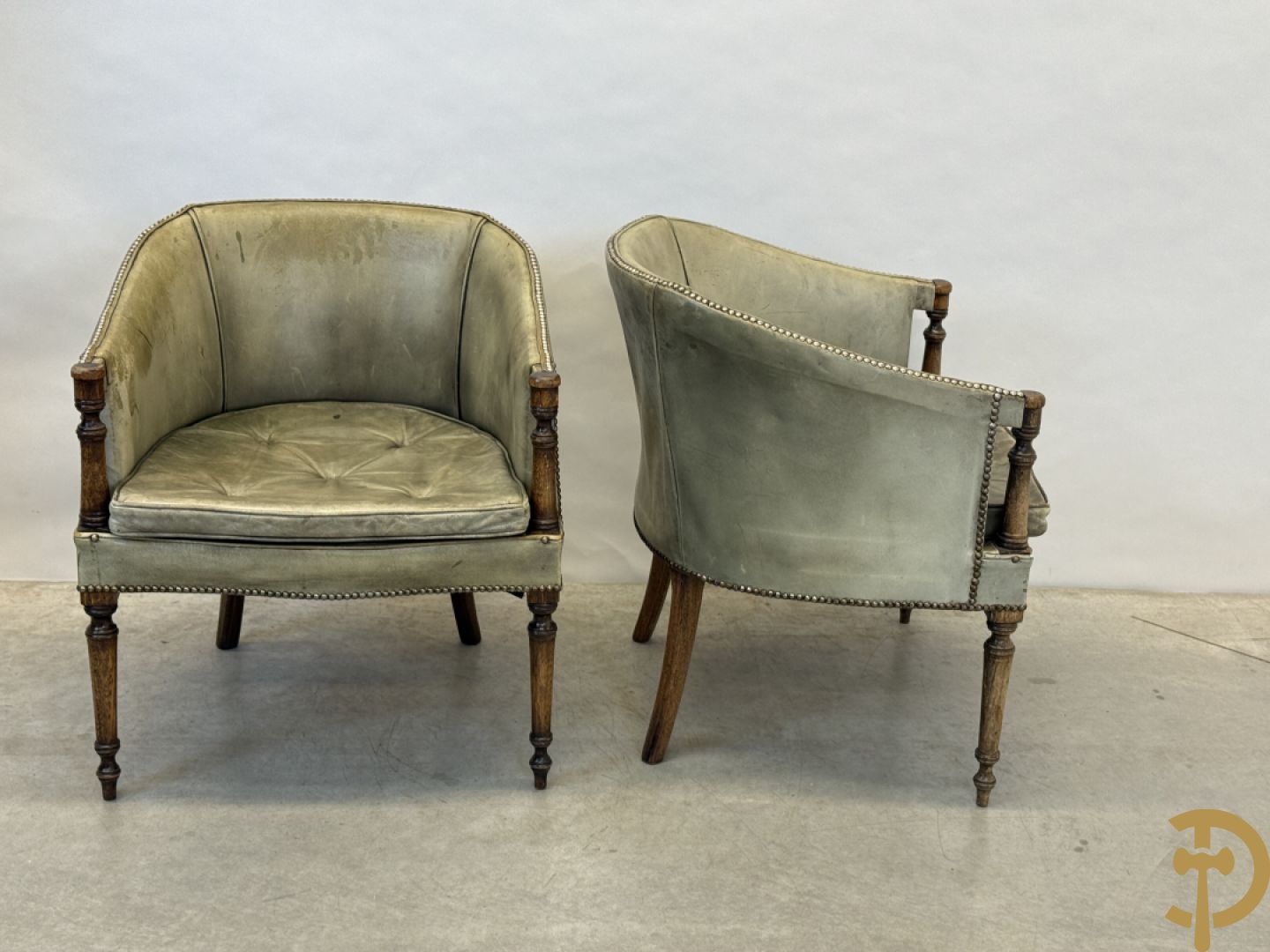 Twee kuipvormige lederen bergères