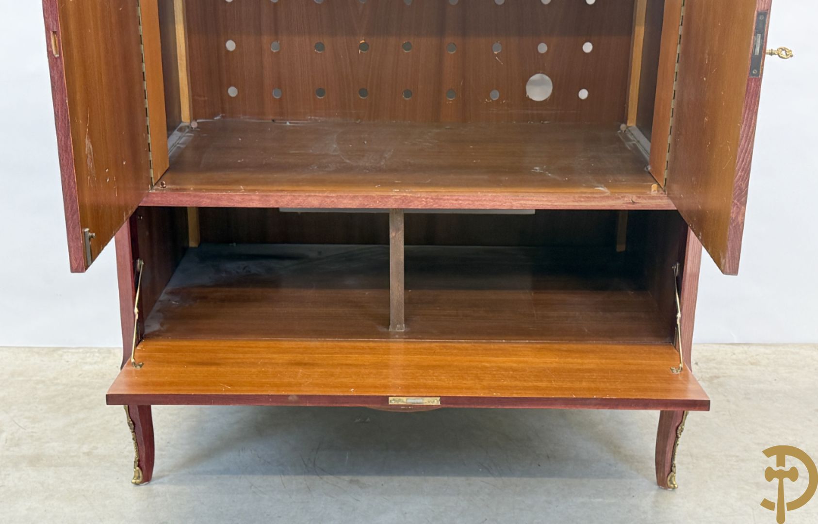 Notelaren TV/barmeubel bezet met bloemenmarquetterie en bronzen ornamenten met porseleinen plakkettes