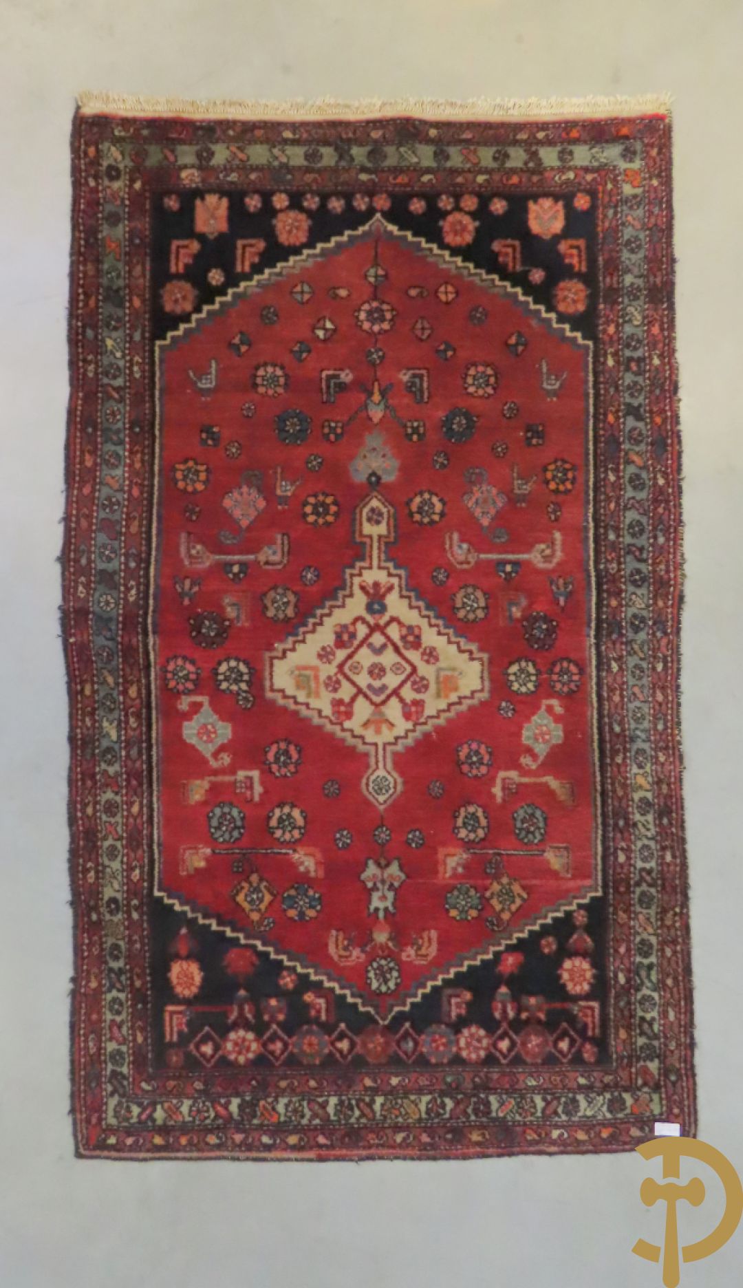 Oosterse handgeknoopt tapijt met geometrische motieven op blauwe fond Malayer + Oosters handgeknoopt tapijt met bloemenpatronen rode fond Kashkay