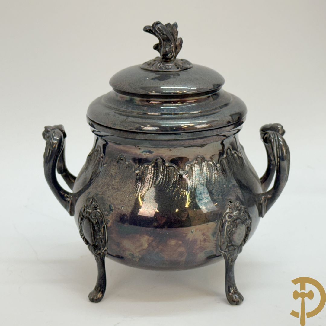 Verzilverd koffieservies met Louis XV motieven op verzilverde schotel, gemerkt M R 25, bestaande uit koffiekan, theekan, melkkan en suikerpot