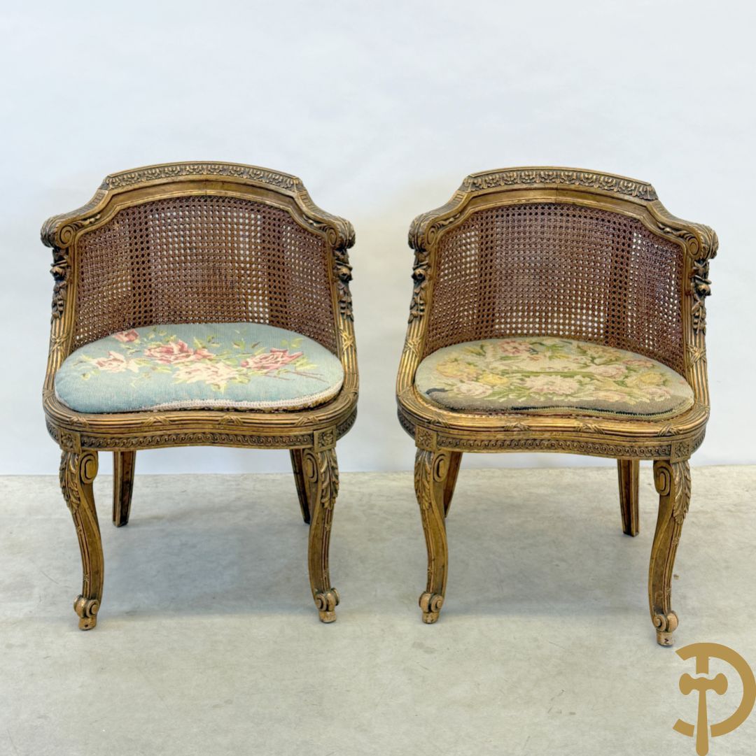 Paar bijzetzetels Louis XVI stijl met bloemenmotieven op voluutvormige poten, dubbel gecanneerd