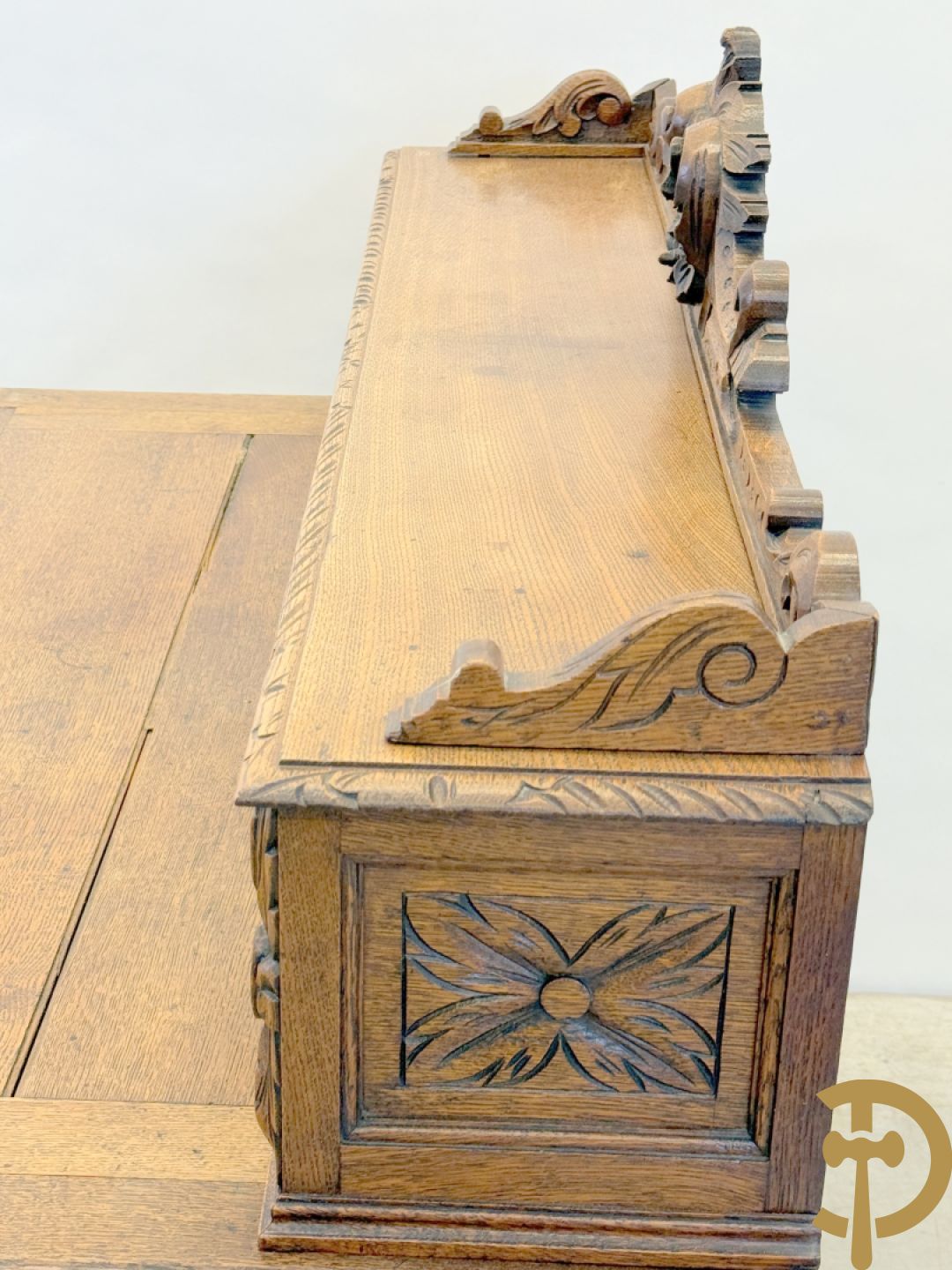 Massief eiken Frans bureel met lades op getorste poten met opstand, 19e