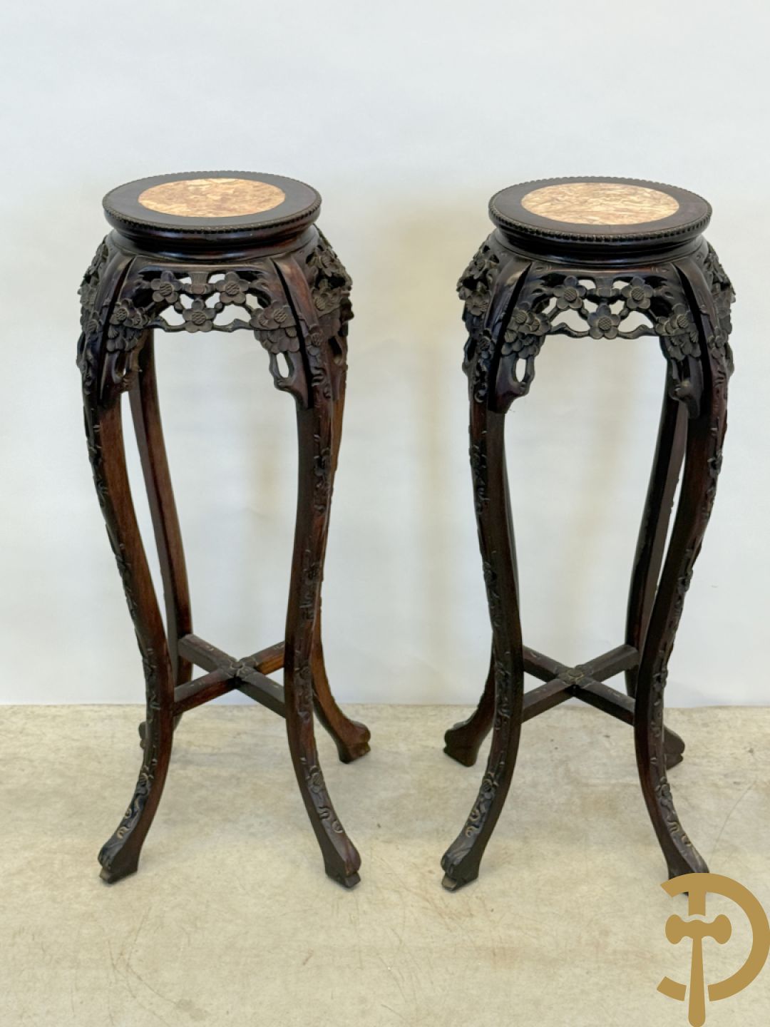 Paar hoge Chinese handgesculpteerde staanders met bloemen