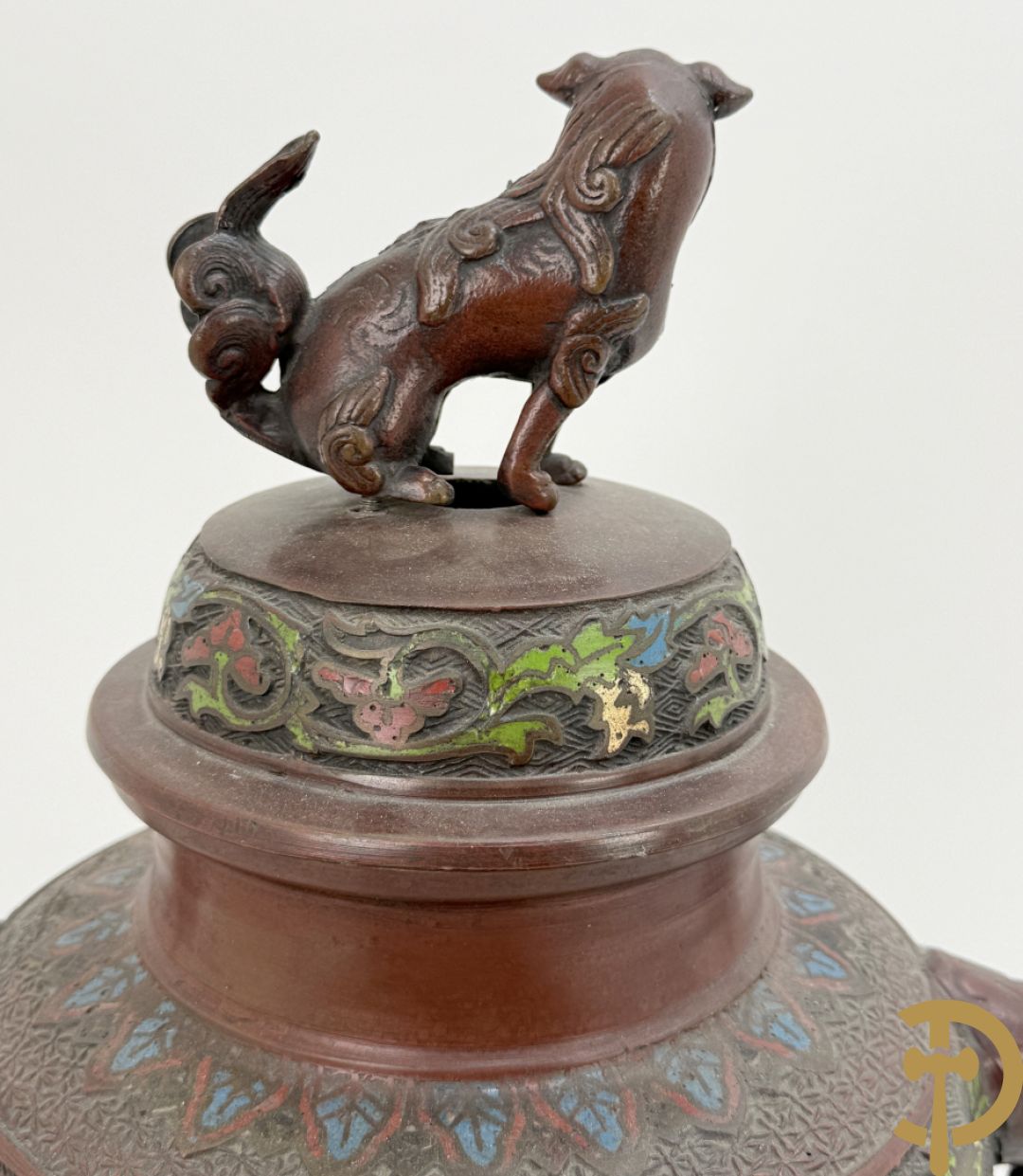 Japanse cloisoné vaas met fo-hond en bloemenmotieven