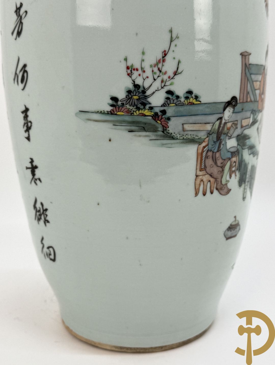 Chinese porseleinen vaas met decor van dames in landschap