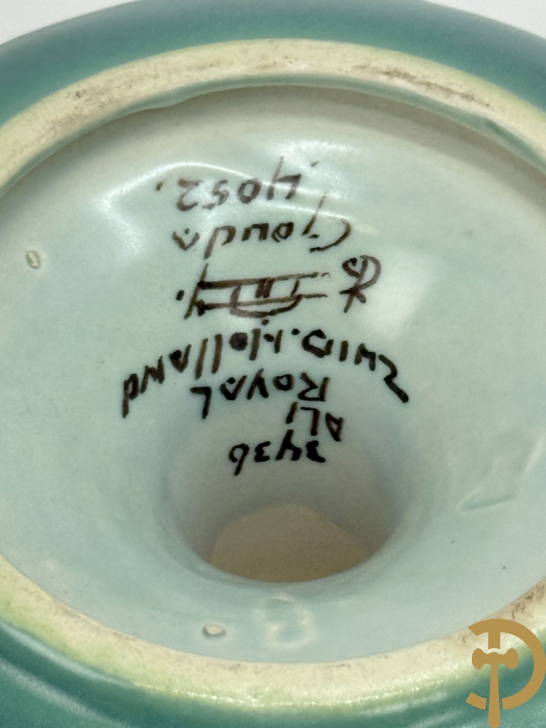 Drie borden in meerkleurige Gouda faience + kandelaar in Gouda faience + 2 vazen in Gouda + bonbonnière Gouda + vaasje Bergen