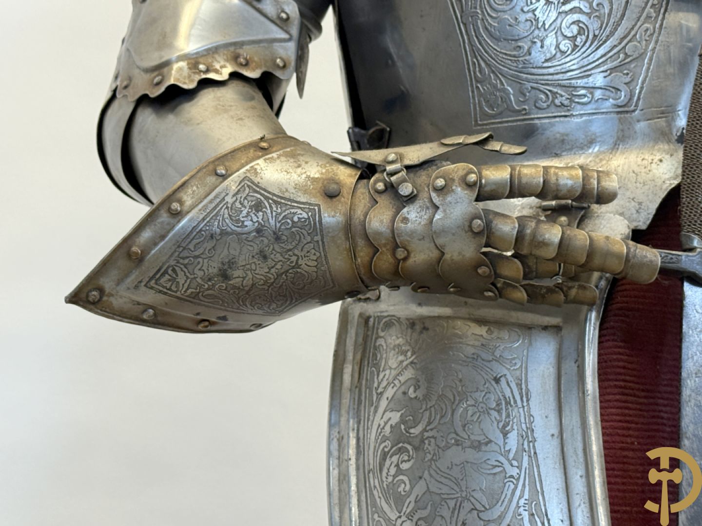 Paar ijzeren decoratieve harnassen ridderuitrusting met geciseleerde motieven op de elementen, met zwaard en ridderhelm - op statief - vermoedelijk Spaans 1930-1940