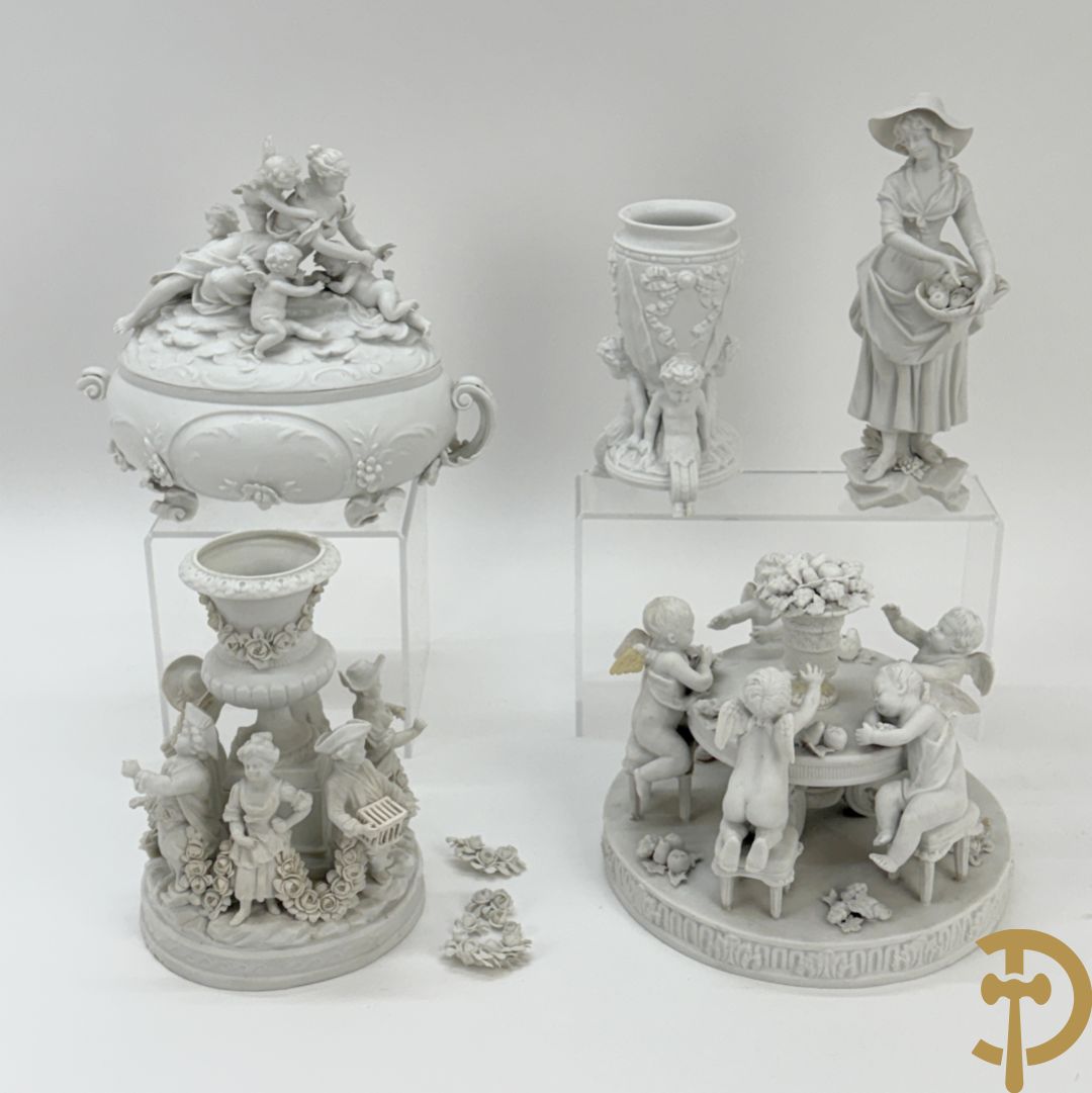 Vijf witte biscuits met cupido