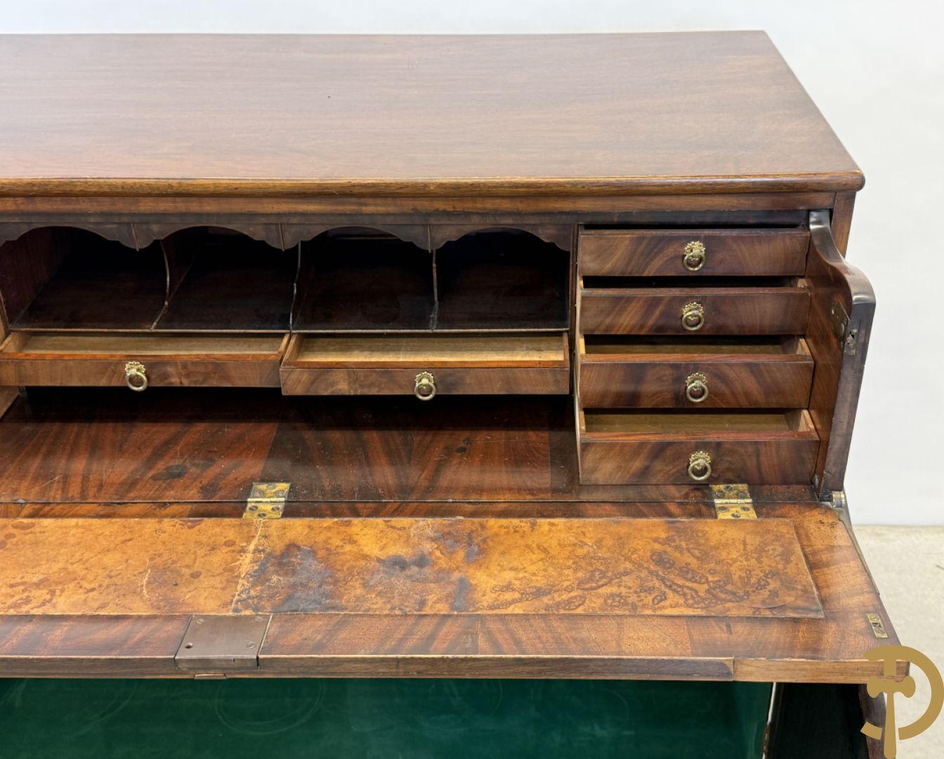 Engelse mahoniehouten tweedeursdresse met ingebouwde secretaire bovenaan