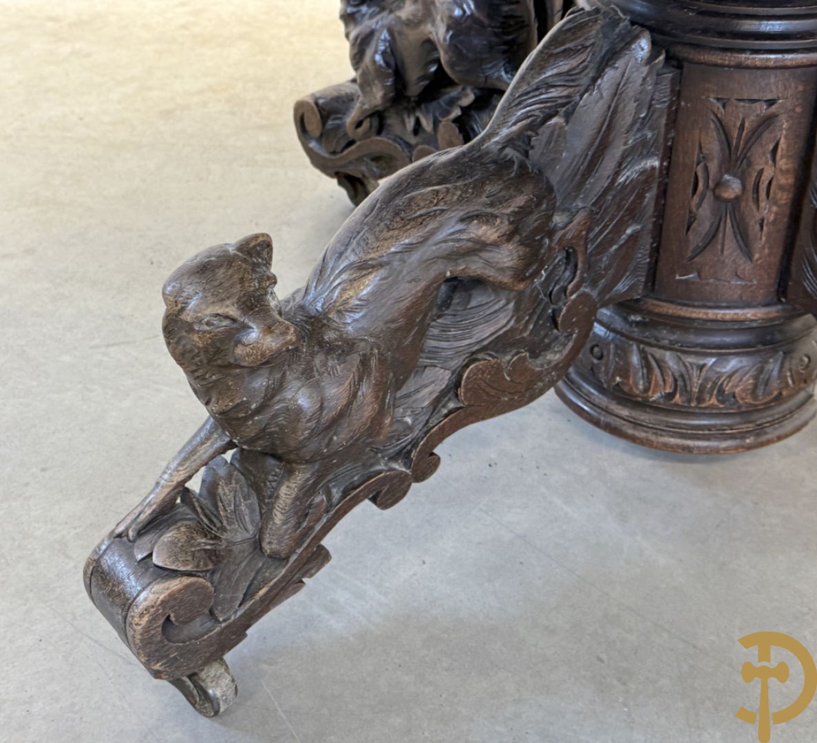 Eiken ovale jachttafel met 4 verschillende dieren + zes stoelen met canage op getorste poten (verschillende modellen)