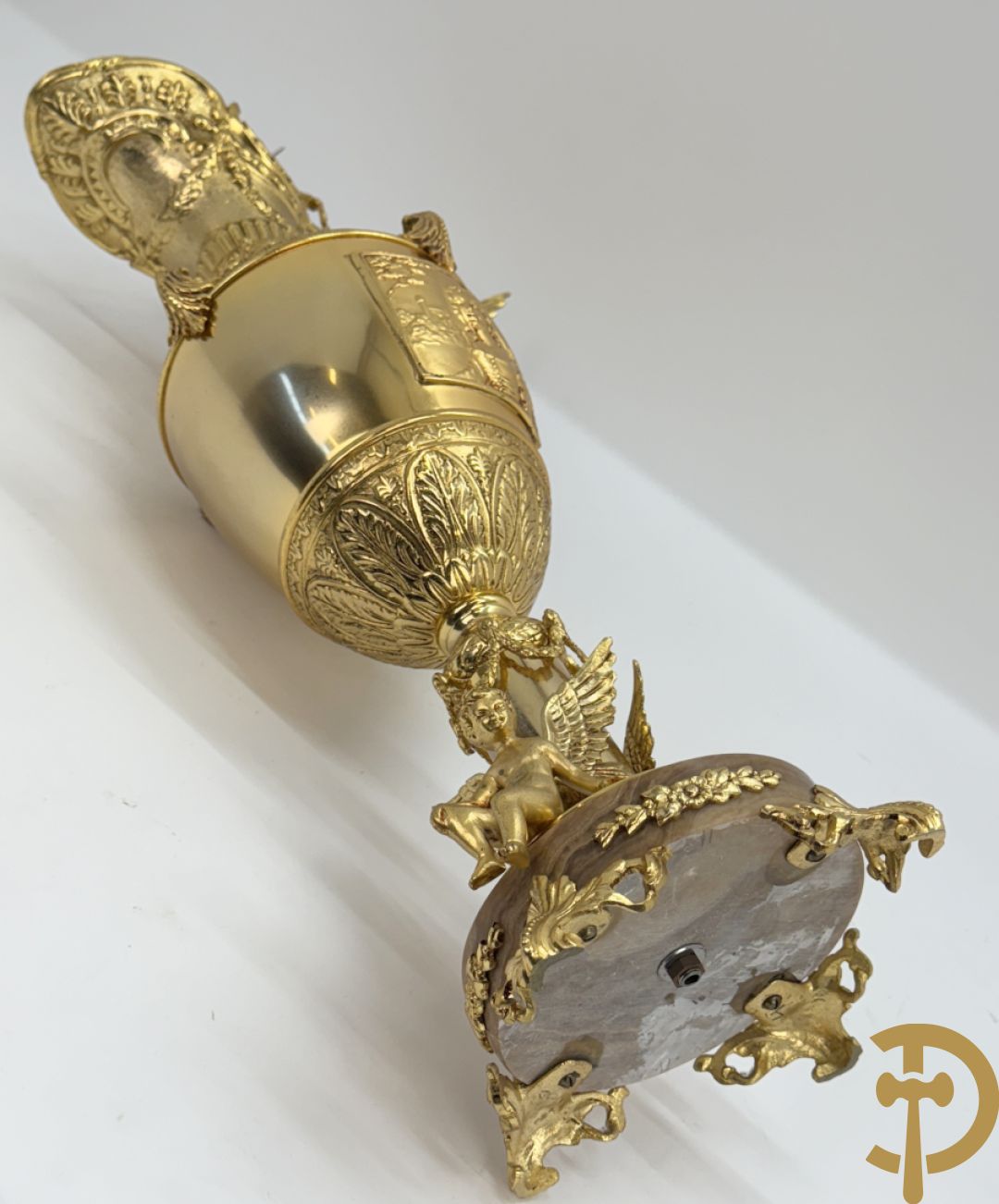 Vuurvergulde bronzen amfoorvaas met basrelief van dame en bezet met cupido