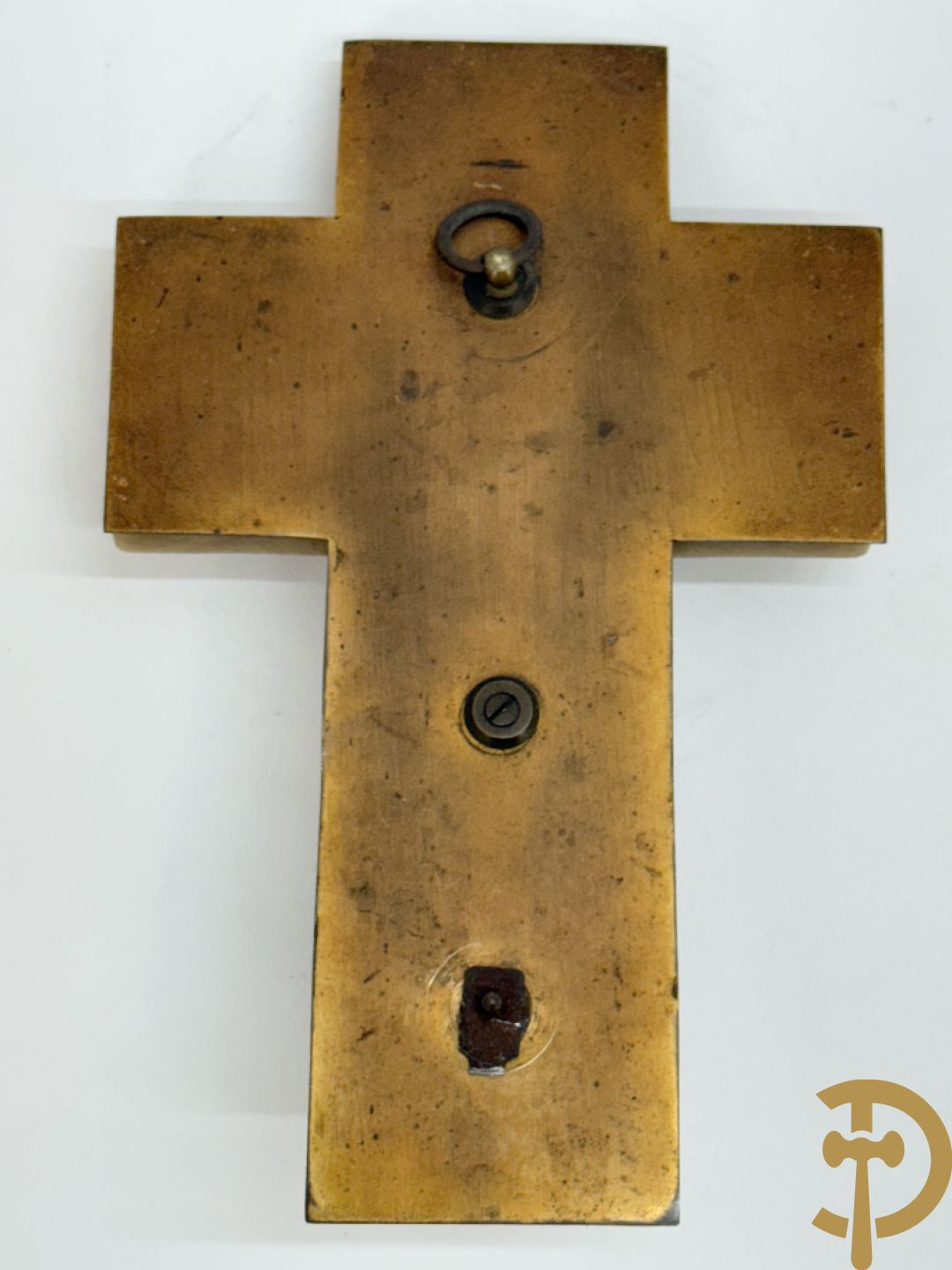 Twee wijwatervaten in cloisonétechniek op albast achtergrond