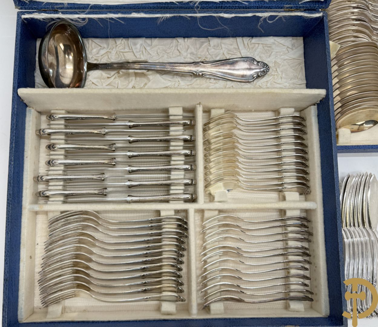 Verzilverd bestek Louis XV stijl bestaande uit lepels, vorken, messen, dessertlepels, dessertvorken, koffielepels, kleine vorken, visvorken, vismessen en soeplepel - in koffer