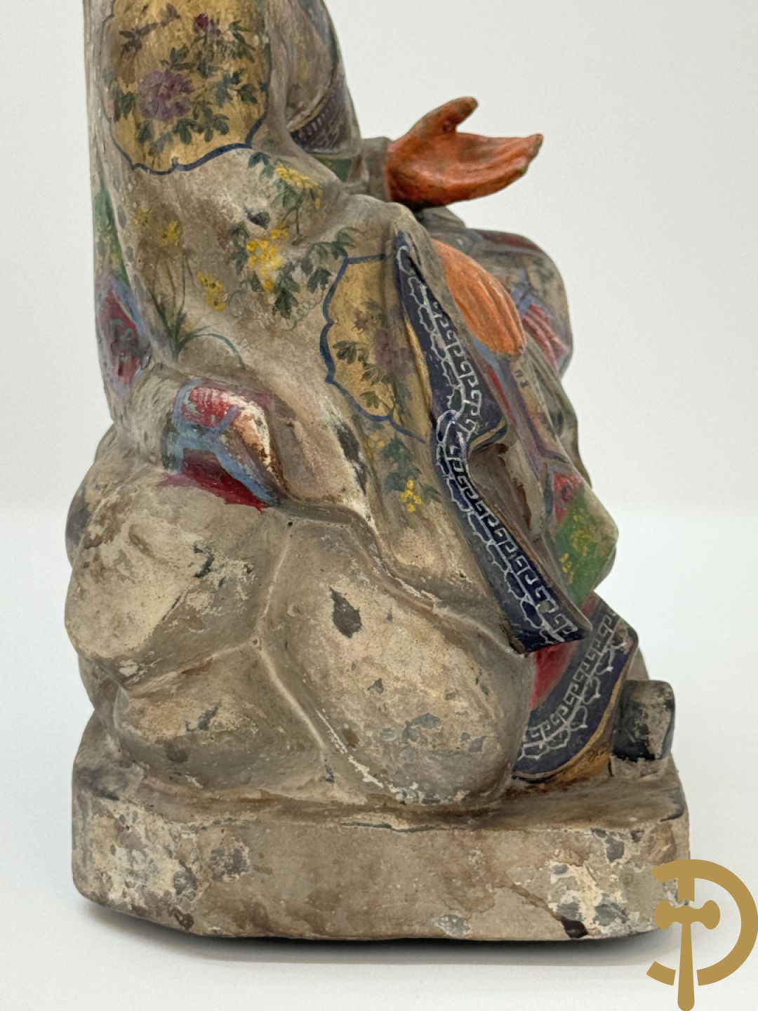 Houtgesculpteerde en gepolychromeerde zittende Aziatische wijsgeer