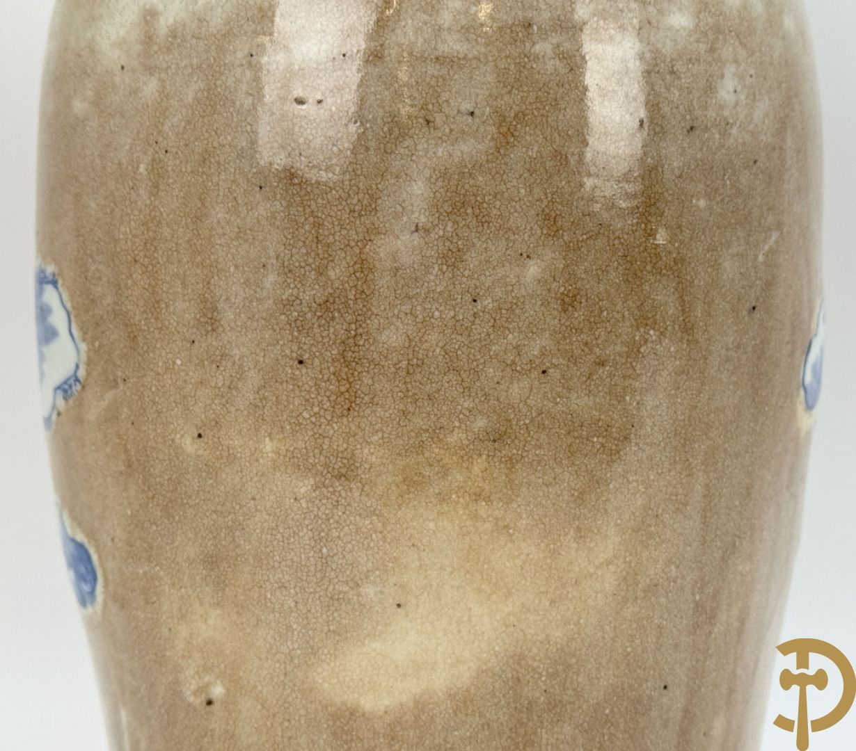 Antieke Chinese Nankin vaas met decor van wijsgeren, onderaan bezet met hert en bovenaan met pioenrozen