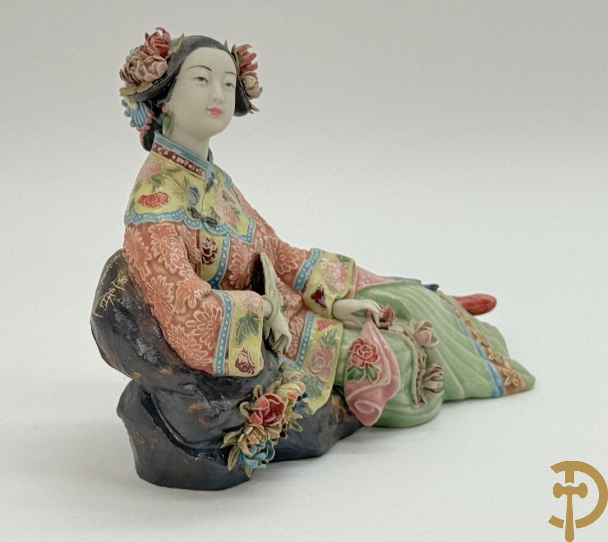 Japanse porseleinen liggende dame met waaier