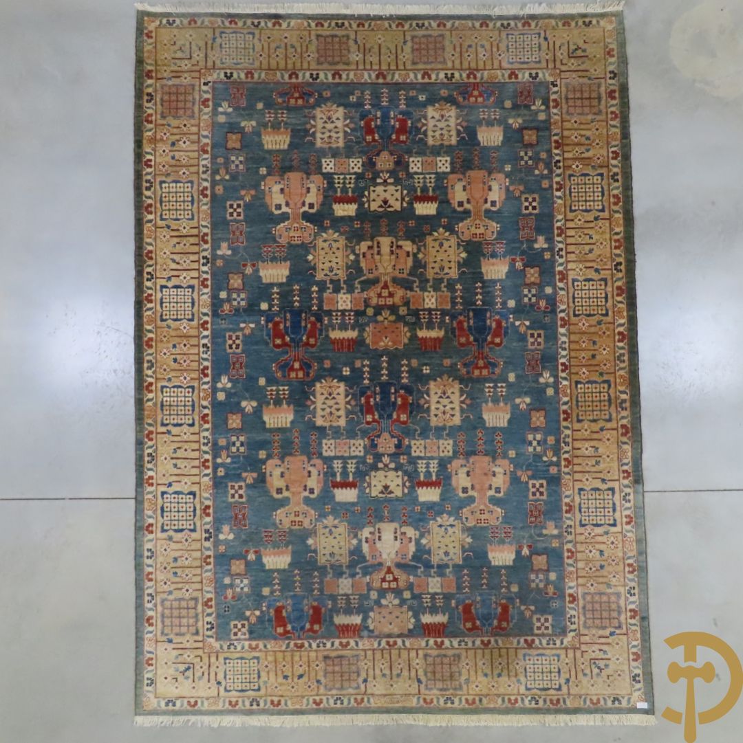 Oosters handgeknoopt tapijt met blauwe fond en geometrische bloemenmotieven