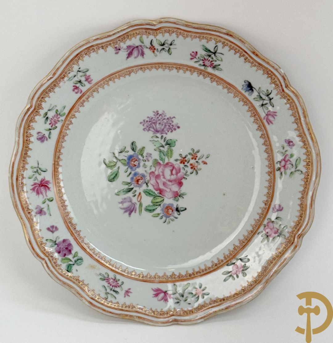 Negen Famille rose bordjes w.o. zes plat gekartelde, 1 diep gekartelde en 2 vlakke met bloementaferelen